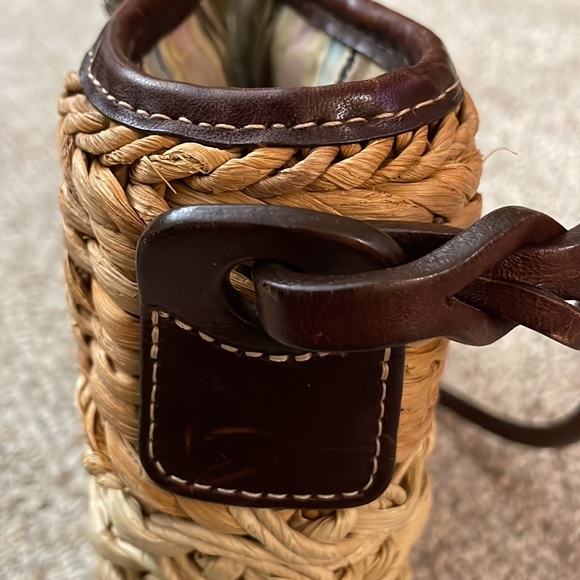 Brighton medium 11x9x4 straw material with leather strap magnetic closure - Picture 5 of 5